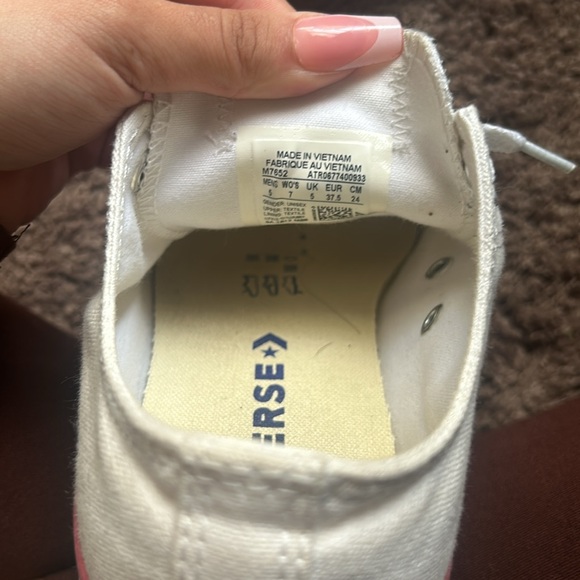 CONVERSE , white , litterally like brand new size 7 woman’s - Picture 4 of 5